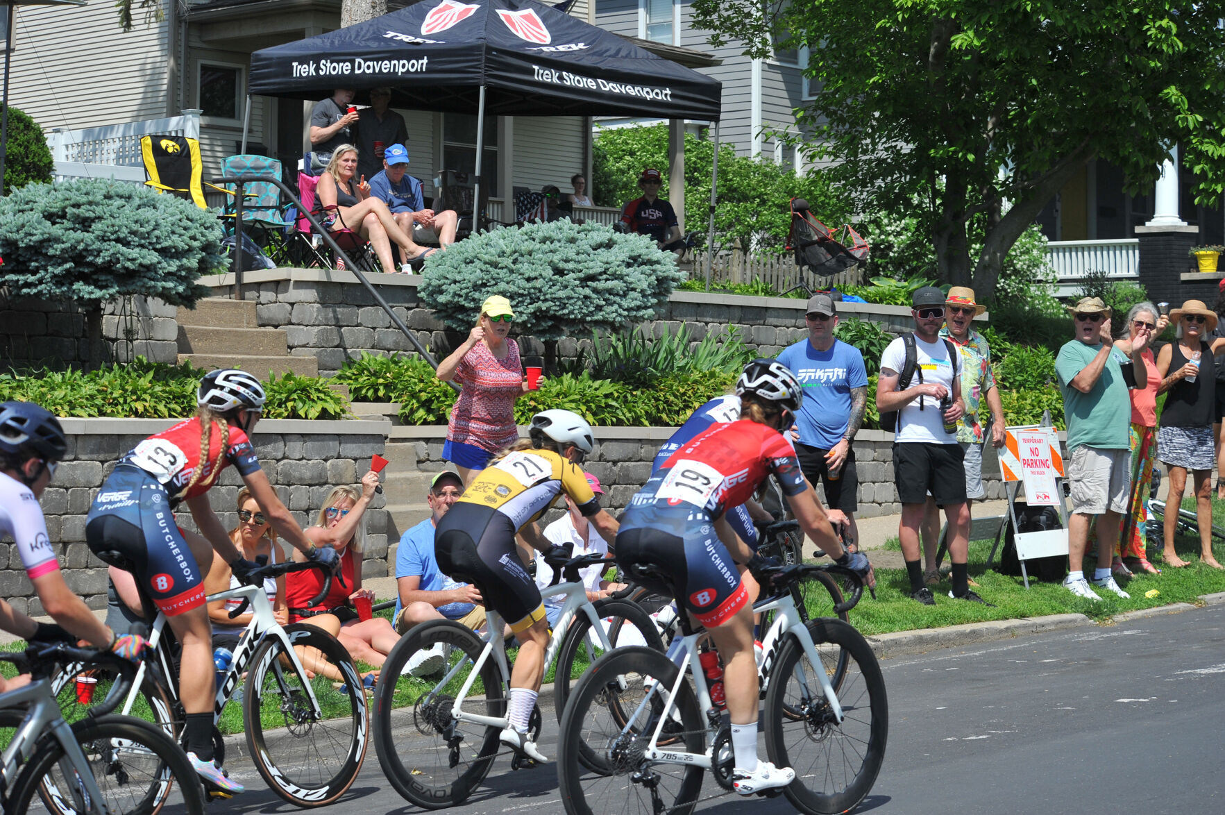 Criterium entertains in the Village of East Davenport